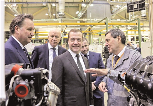 В ходе визита в Тольятти глава российского правительства Д.А.Медведев ознакомился с новинками АВТОВАЗа 
и побеседовал с сотрудниками предприятия
