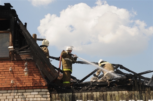 Борьба с огнем была осложнена обрушением кровли одного из горящих домов