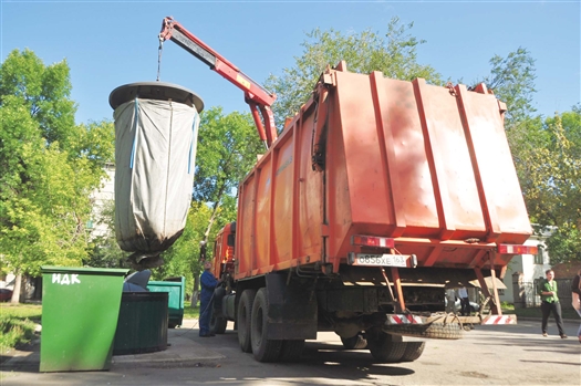 В Новокуйбышевске с вывозом отходов теперь справляется одна машина вместо четырех