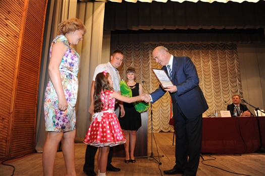 Глава региона вручил гранты и жилищные сертификаты жителям Челно-Вершинского района