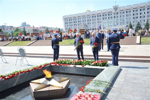 Губернатор почтил память погибших в годы Великой Отечественной войны