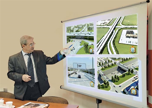 Главный инженер областного Минтранса Борис Бекер демонстрирует примеры транспортных развязок, которые планируется построить на Московском шоссе и улице Ново-Садовой
