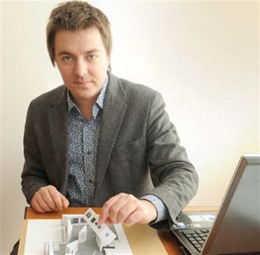 Руководитель проекта Михаил Савченко с макетом выставки «Течения»