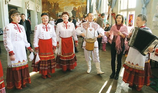Гостей в фойе Дома культуры встречали фольклорные коллективы.