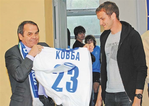 Денис Ковба (справа) – снова в «Крыльях», но с новым номером на футболке.
