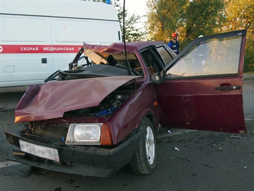 При столкновении ВАЗ со световой опорой погиб пассажир