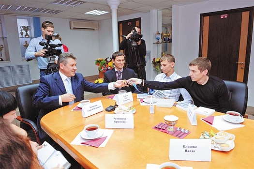 Двукратный олимпийский чемпион по боксу Олег Саитов (второй слева) имеет право на получение пожизненной стипендии губернатора