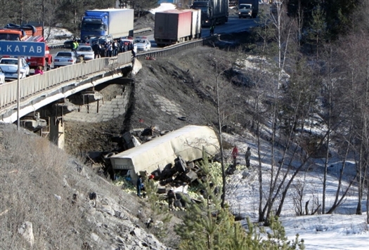 В Челябинской области спасатели ведут поиски тела водителя самарского КамАЗа, попавшего в ДТП