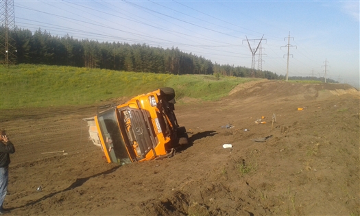 В Ставропольском районе с дороги слетел и перевернулся грузовик