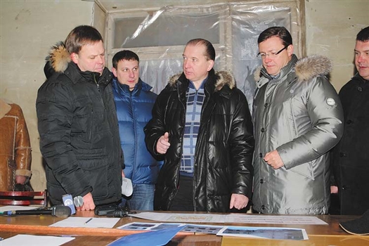 Владимир Артяков и Дмитрий Азаров обсудили план реконструкции заброшенного детского сада