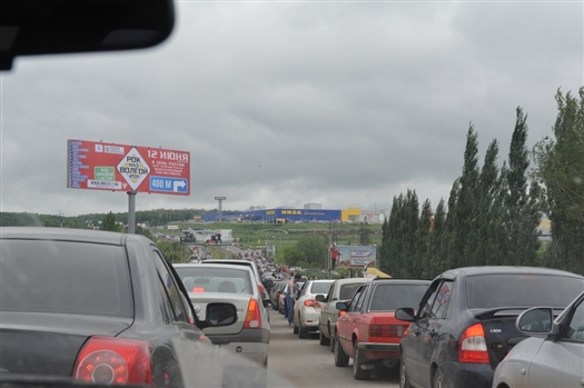Движение автотранспорта сейчас сильно затруднено от поселка Мехзавод до кольца перед строящимся центром "Икея"