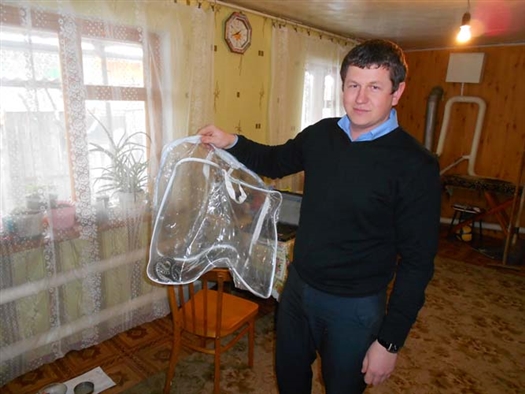 Михаил Морозов поймал ужа и посадил его в сумку