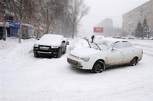 По заснеженным и заставленным автомобилями улицам Самары невозможно проехать ни общественному, ни спецавтотранспорту