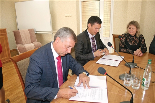Вячеслав Учайкин (слева) и Олег Саитов подписали соглашение о сотрудничестве