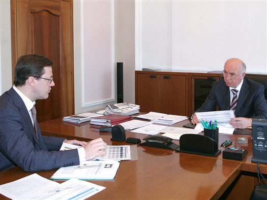В понедельник, 4 февраля, губернатор Самарской области Николай Меркушкин провел рабочую встречу 
с главой городского округа Самара Дмитрием Азаровым