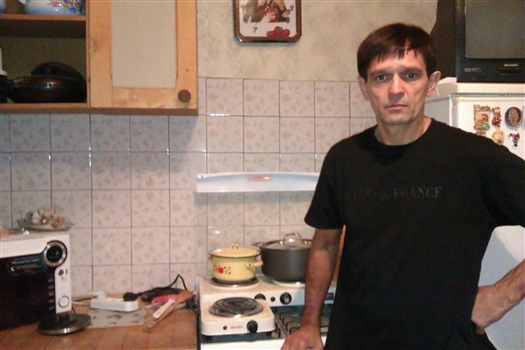 Вячеслав Долгов, как и все жители подъезда, готовит еду на электрической плите