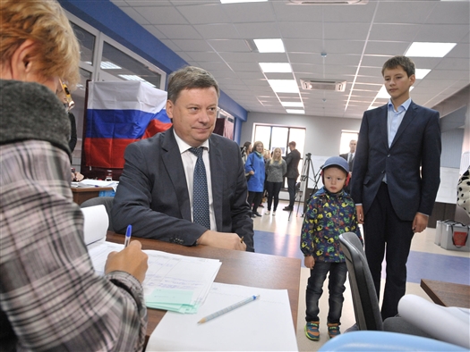 Олег Фурсов пришел на избирательный участок с сыновьями