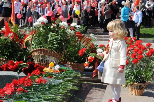 К концу церемонии Вечный огонь на площади Славы утопал в цветах