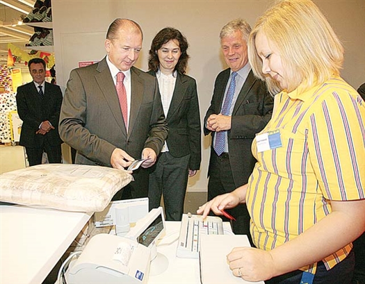 Владимир Артяков стал первым покупателем открывшегося вчера торгового центра «ИКЕА-Самара»: губернатор приобрел теплый плед для дома