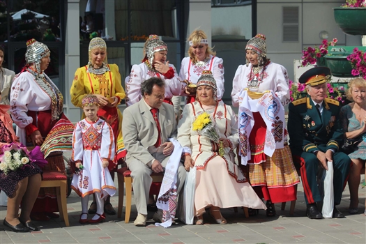 В региональном фестивале национальных свадеб приняли участие более двухсот пар губернии