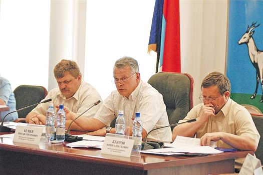 Михаил Куцев (в центре) считает, что муниципальные предприятия должны быть более прибыльными.