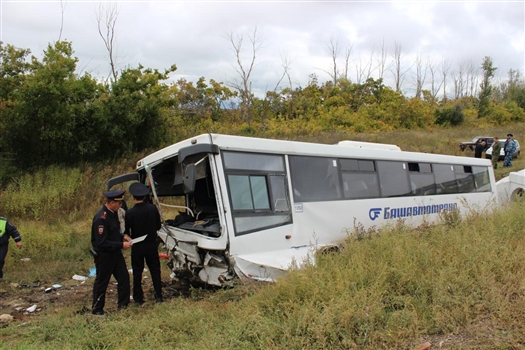 В Сергиевском районе в аварию попал автобус, 15 человек доставлены в больницу