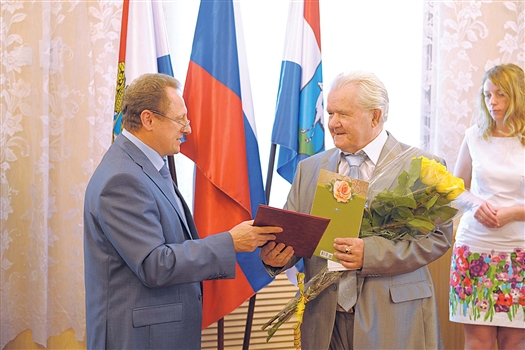 Награду ветерану передал вице-губернатор Самарской области Алексей Бендусов