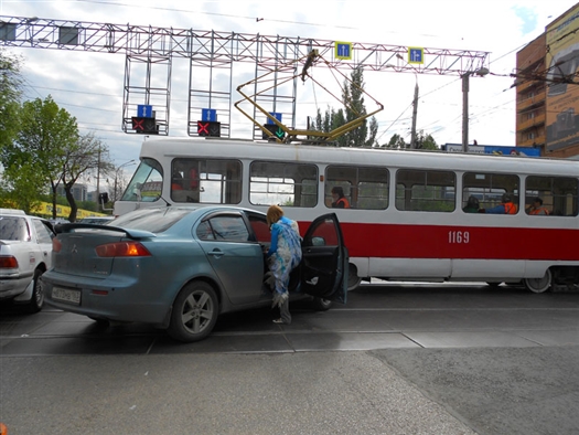 Из-за ДТП образовалась пробка, затруднен проезд по Московскому шоссе в сторону ул. Революционной