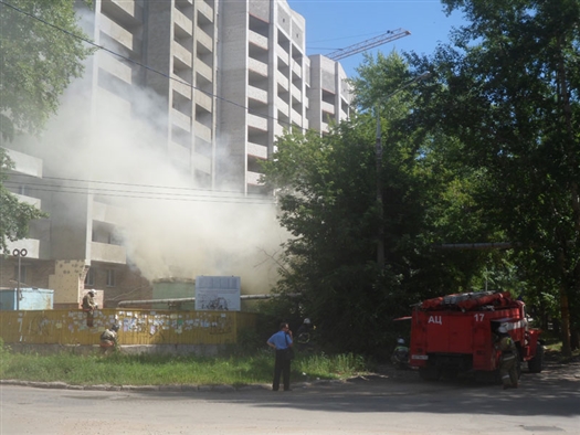 На территории стройки многоэтажки, на пересечении улиц Донской и Гидроузловой, загорелась будка-вагончик