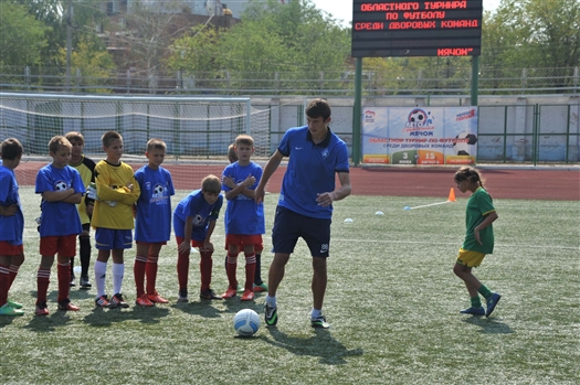 Игроки "Крыльев Советов" провели мастер-класс для участников турнира "Лето с футбольным мячом"