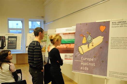 В «Арт-Пропаганде» открылась выставка «ВИЧ/СПИД. История в плакатах». 