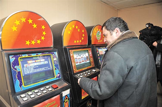 Депутат Госдумы Александр Хинштейн своими глазами увидел работу незаконных игровых автоматов