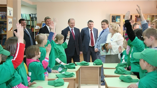 Губернатор Владимир Артяков пообщался с детьми, отдыхающими в детском центре "Березки"
