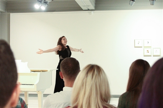 Участница проекта "Голос" Анна Золотова выступила на закрытии сезона в галерее "Виктория"