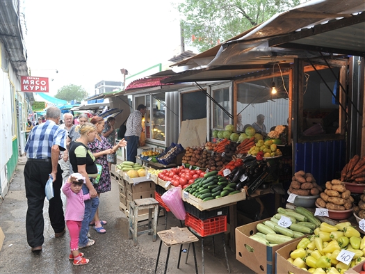 В среду, 24 июля, на рынке "Лотос", расположенном на пересечении улиц Авроры и Аэродромной в Самаре, некоторые предприниматели начали ликвидировать свои торговые точки