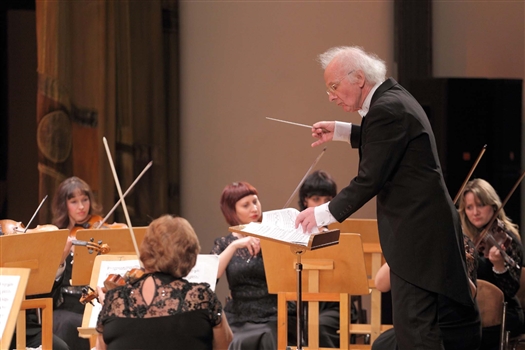 Оркестр Volga Philharmonic исполнил "Бранденбургский концерт" под управлением дирижера Лео Кремера