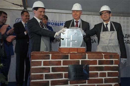 Губернатор вместе с послом Франции заложили камень в строительство нового завода в Самаре