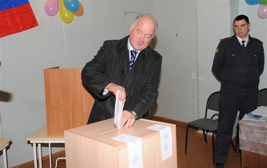 Спикер Самарской губернской думы Виктор Сазонов по традиции проголосовал ранним утром