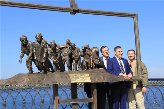 На Самарской набережной открыли скульптурную композицию "Бурлаки на Волге"