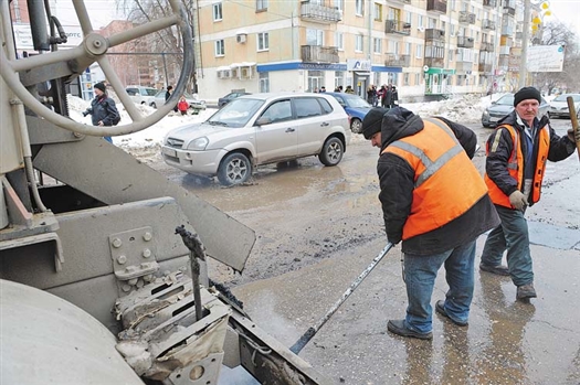 В Самаре из-за снегопада  коммунальщики прервали ямочный ремонт дорог