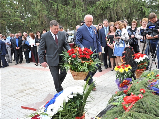 Николай Меркушкин в Кошках почтил память героев Великой Отечественной войны