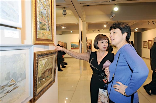 Директор галереи Людмила Патрати знакомит гостей с выставкой