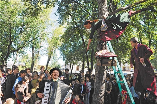 Фестиваль «Золотая репка» открылся вчера в Самаре фактически дважды: на сцене театра драмы и на открытом воздухе – в сквере имени Пушкина.