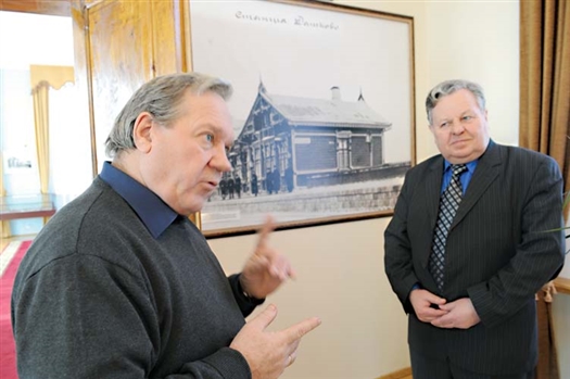 Анатолий Левченко (слева) и Юрий Менчик могут часами говорить об истории родной железной дороги