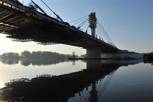 По оценке риелторов, за участок Алексей Шаповалов мог запла­тить около 900 млн руб., од­нако в случае сдачи в эксплуа­тацию Кировского моста его стоимость способна возрасти до 7,5 млрд руб.