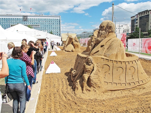В числе представленных проектов фестиваля — выставка песчаных скульптур под открытым небом