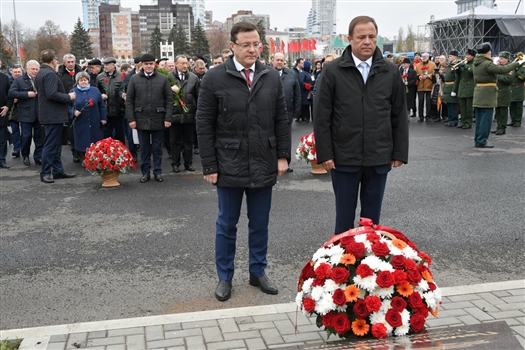 На площади Куйбышева состоялось возложение цветов в память парада 1941 года