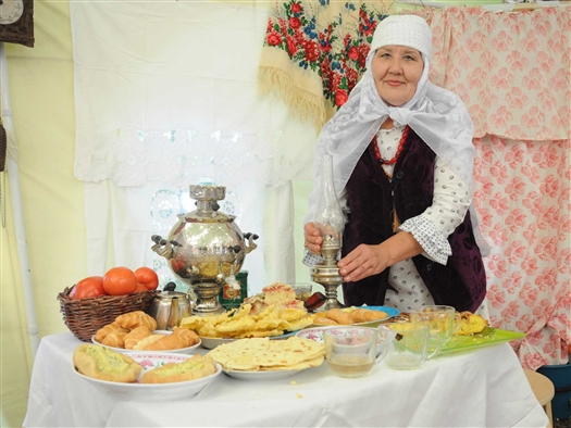 Сабантуй, пожалуй, один из самых ярких татарских праздников, на котором можно и попробовать вкусной национальной еды, и увидеть соревнования борцов (а приз за победу традиционно - нагулявший бока кудрявый баран), в этот день повсюду звучат национальная музыка и поздравления