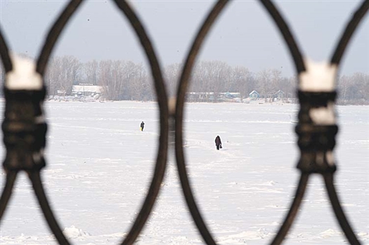 Река, по словам спасателей, еще недостаточно замерзла для пеших прогулок