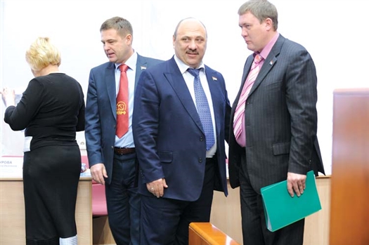 У комиссии под руководством Алексея Чигенева (в центре) теперь добавится работы